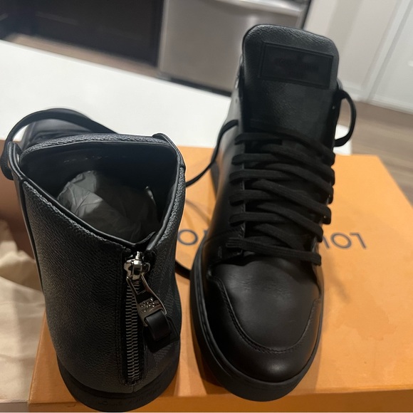 Authentic lv sneakers - Picture 3 of 5